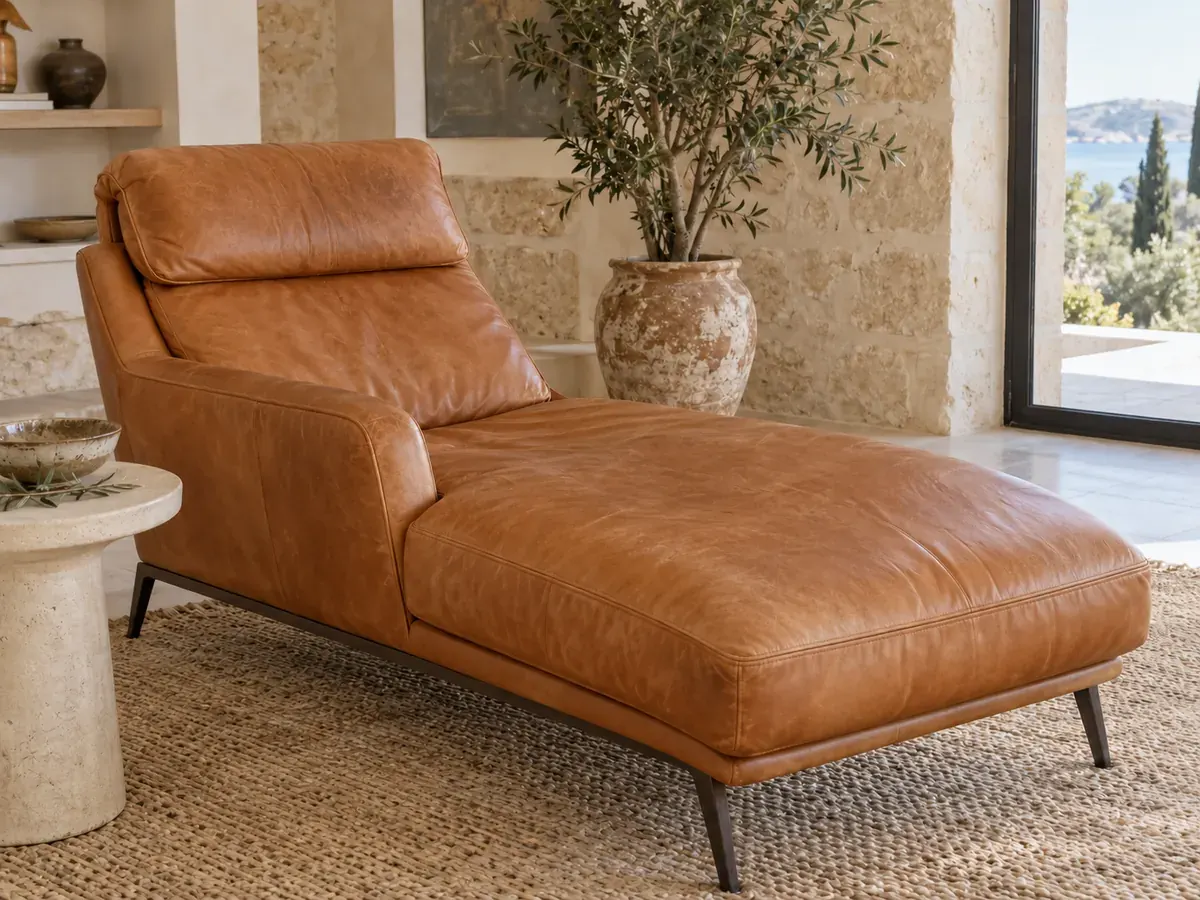 Resultado de limpieza: chaise longue de piel caramelo con grasa oscura en respaldo, brazos y asiento