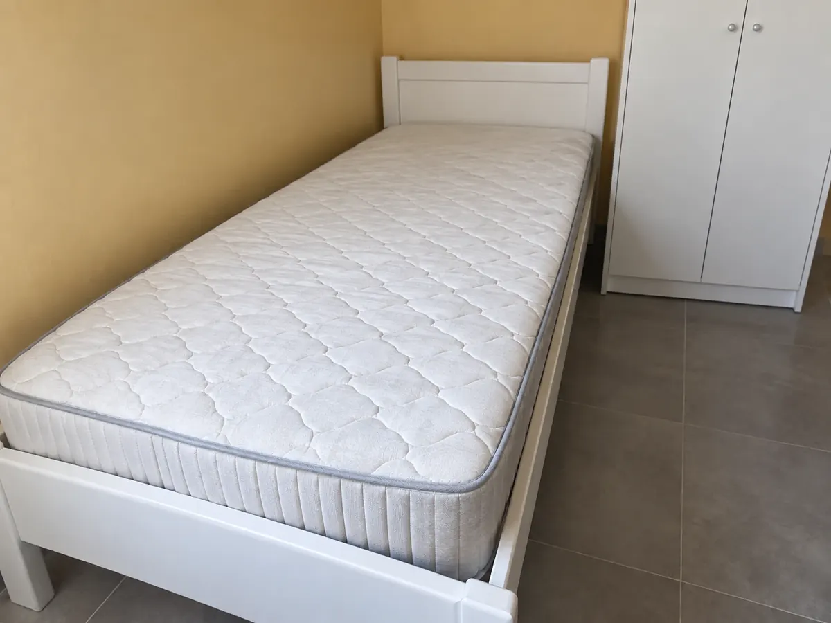 Resultado de limpieza: colchón infantil de 90 cm con pis reciente