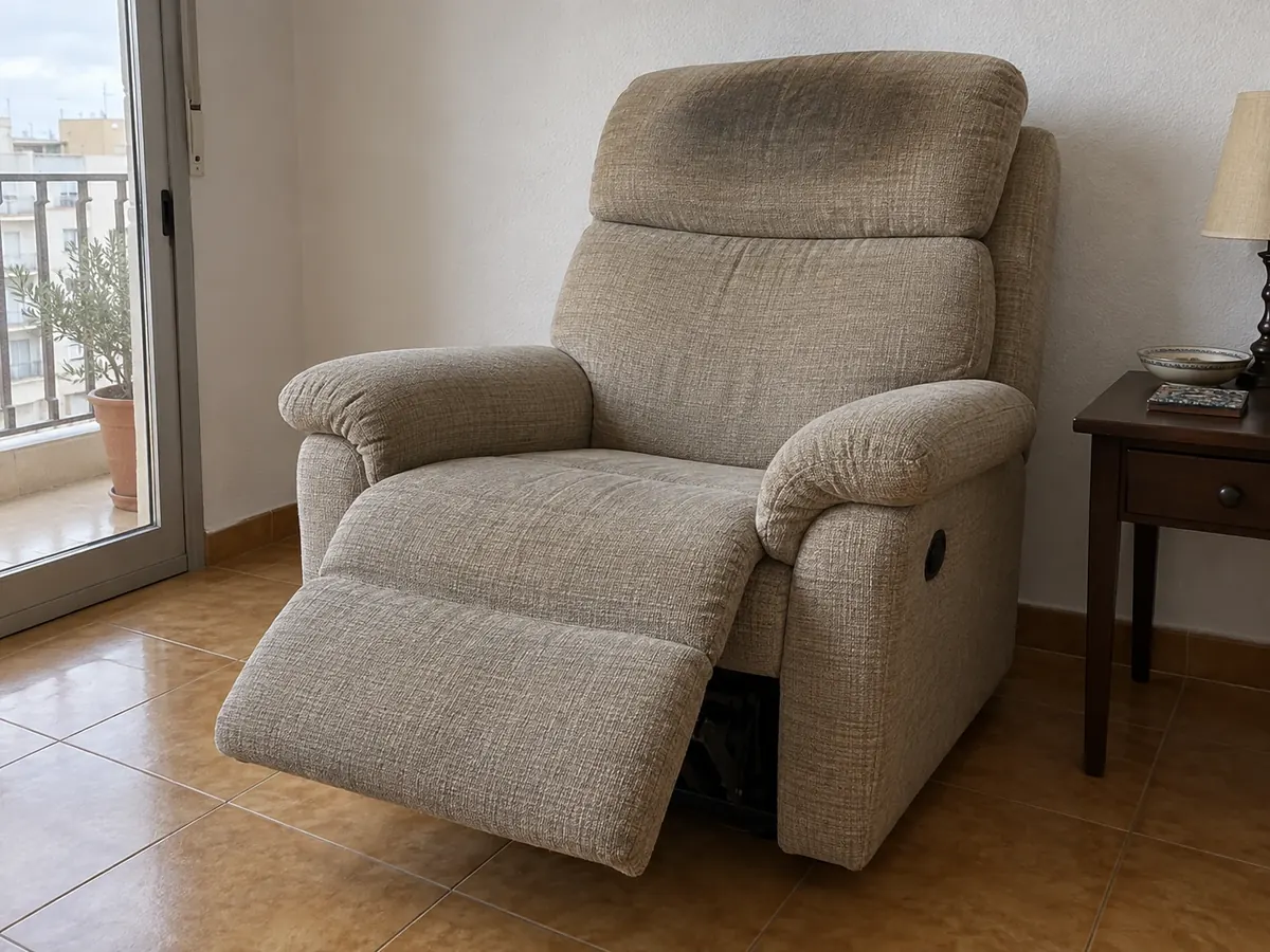 sillón relax de tela beige con reposacabezas oscurecido