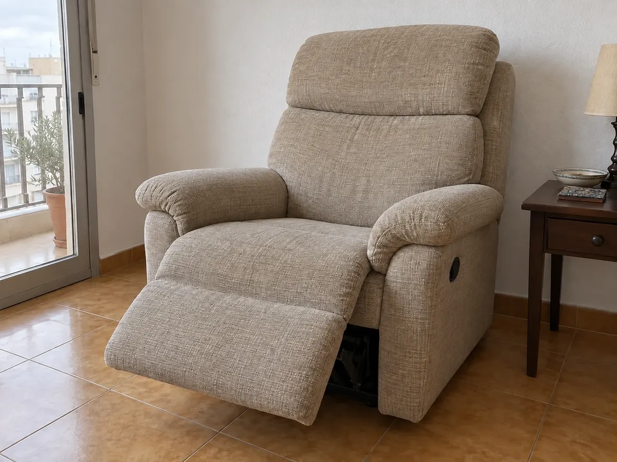 Resultado de limpieza: sillón relax de tela beige con reposacabezas oscurecido