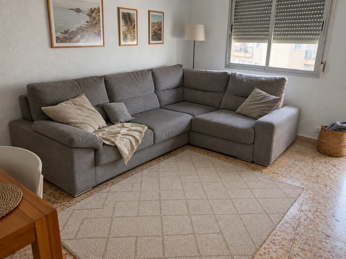 Resultado de limpieza: salón de casa de la costa con rinconera y alfombra con olor a humedad